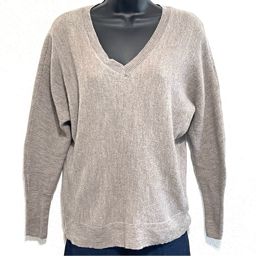 Tahari Woman 100% Extrafine Merino Wool Top V Neck Sweater Size M